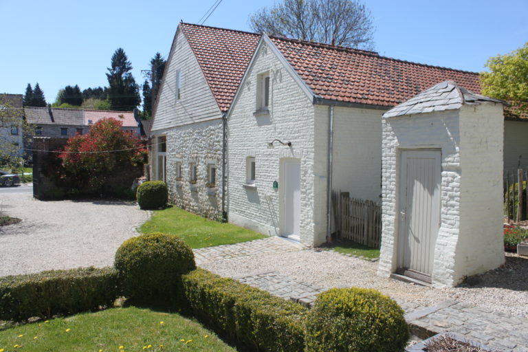 Vue latérale de l'entrée du Gîte