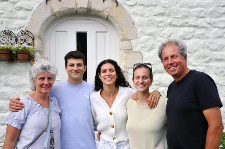 la famille devant le bâtiment principal du Site La Bachée